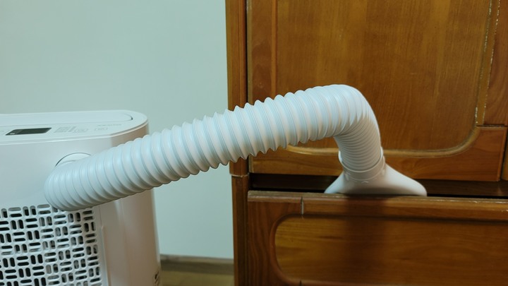 LG 18L變頻除濕機 V.S 淡水反潮木地板房間