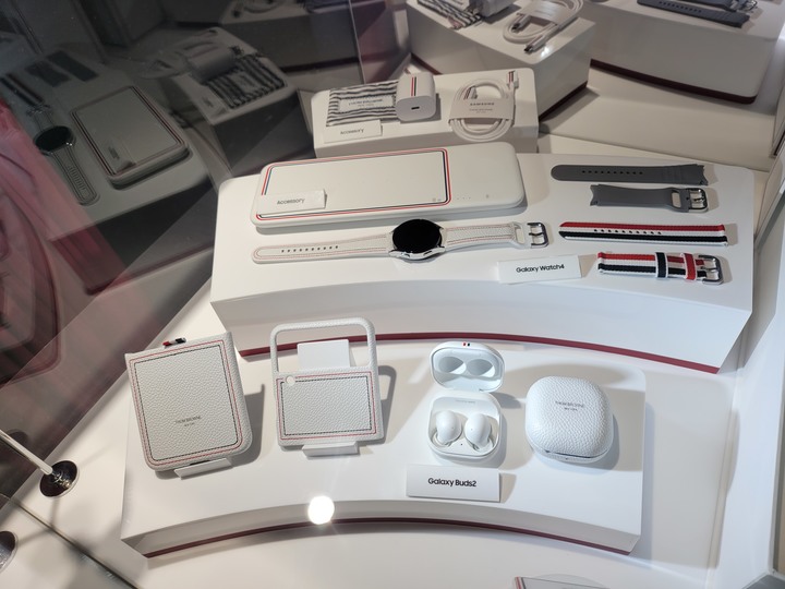 三星Z Fold3、Z Flip3 Thom Browne限量版 展示實機分享