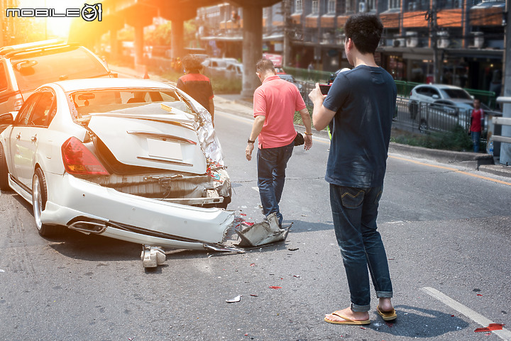 【保命守則】高速公路拋錨怎麼辦?先自救,再警告!