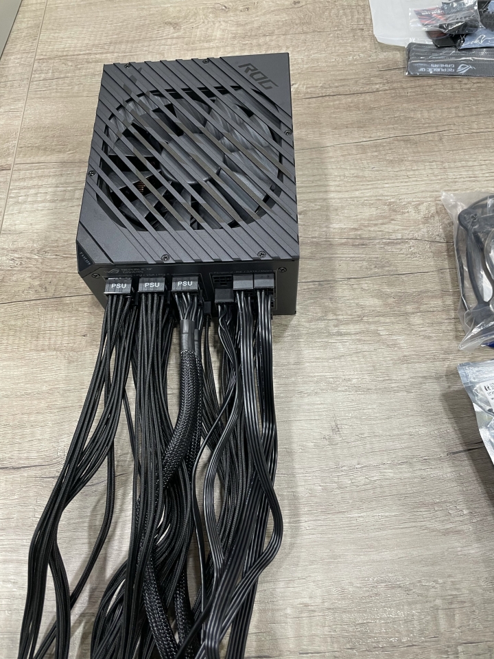 第一次組裝裝電腦失敗..現在換朋友幫忙組…進入測試階段
