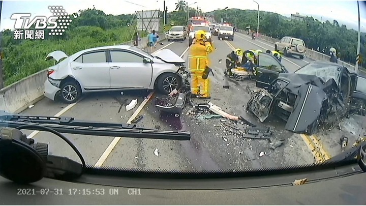 (連結有影片) 小溪橋連環車禍！肇事車S型逆撞前後2百米