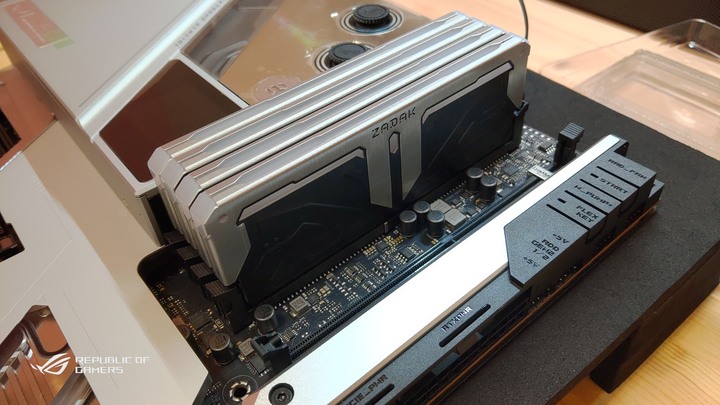 ROG & EKWB信仰電腦自組升級分享。