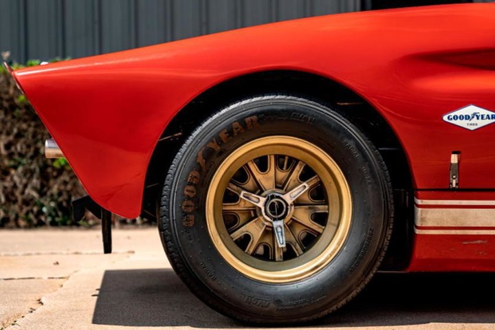 想當真正的賽道狂人嗎? Ford GT40 RCR電影拍攝車將出售