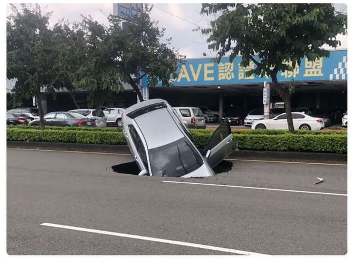 台中路面突現大坑洞 轎車倒頭栽駕駛受傷送醫