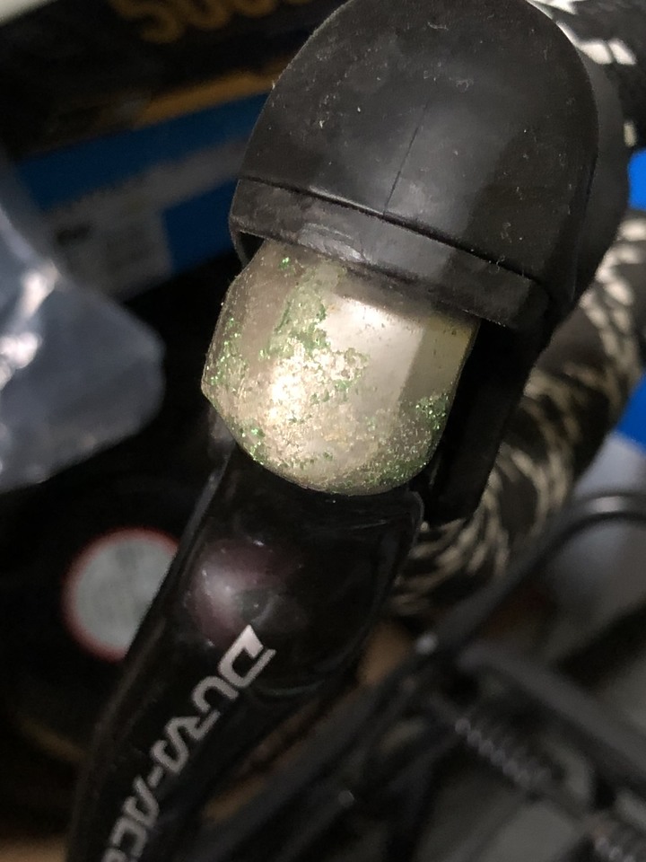 請問一下公路車手煞把上的綠色銹物是銅銹嗎？⋯要使用什麼東西清除比較好？