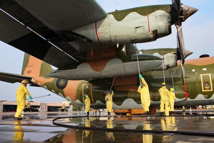 軍機洗澡指南》共機蒙皮不夠密合只能「乾洗澡」台美軍機自動化上沖下洗秘技曝光