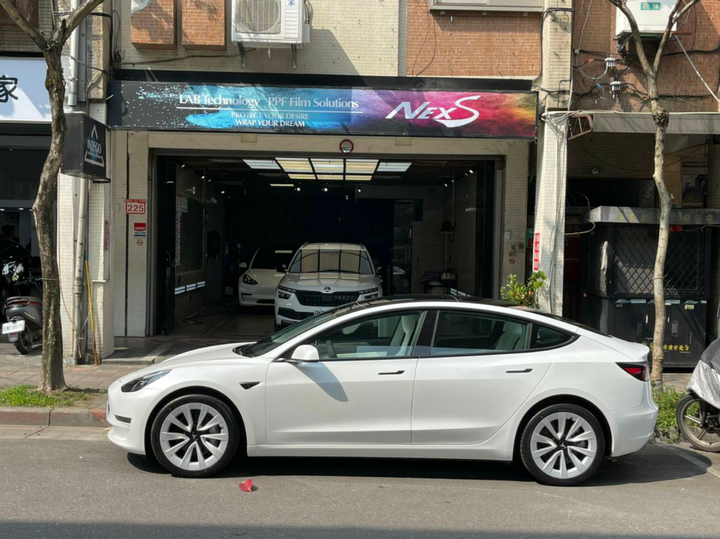 不想貼太黑炎夏耐熱隔熱膜選擇？Tesla Model3 LR 白內裝Caroyal皇家優視隔熱膜高透度貼膜分享(防曬, 抗UV, 抗熱, 透明)