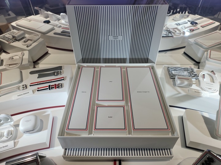 三星Z Fold3、Z Flip3 Thom Browne限量版 展示實機分享
