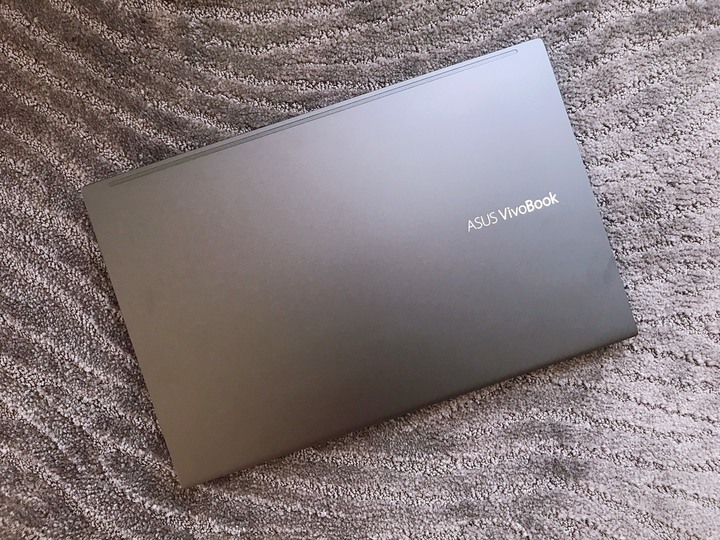 VivoBook S513E 酷玩黑OLED 螢幕，遊戲工作一機搞定