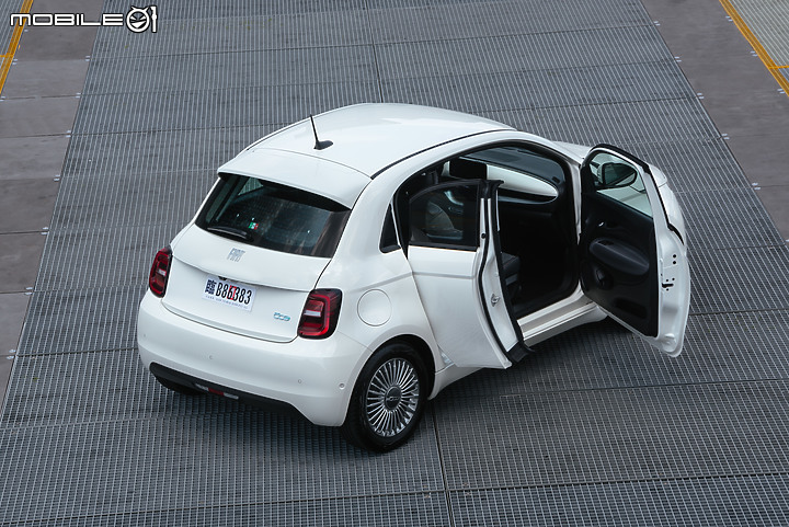 Fiat 500e 3+1版本試駕|多一道門更實用,純電代步恰到好處!