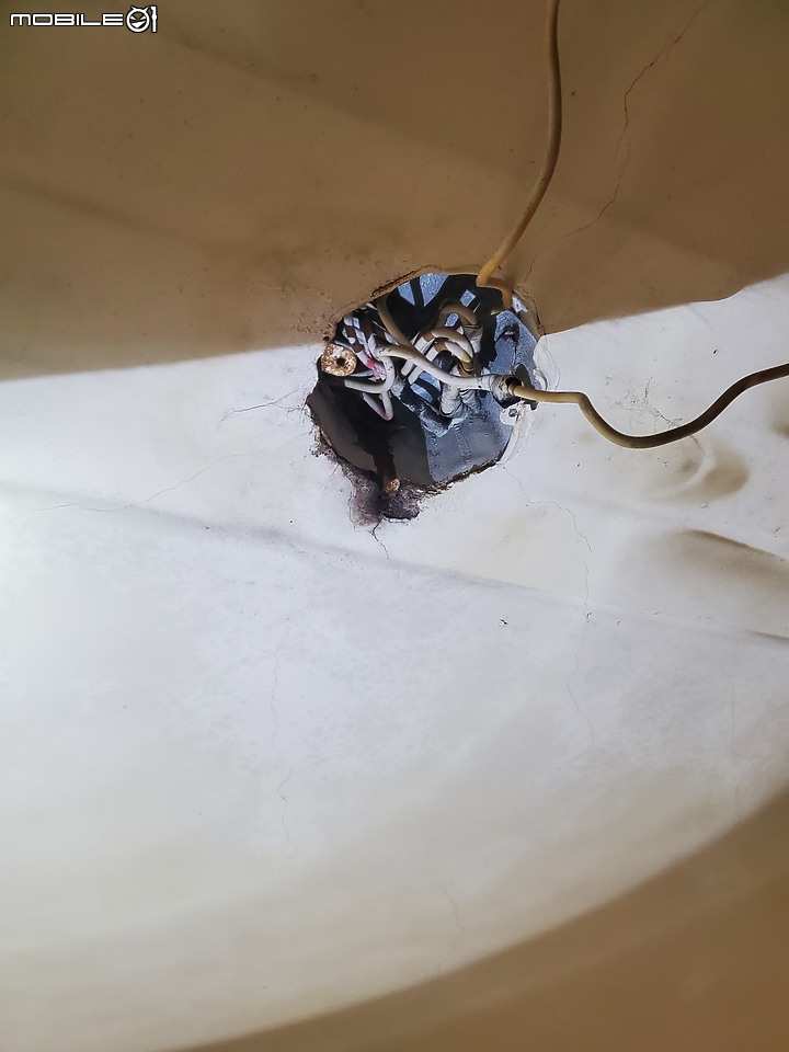 天花板燈漏水該找水電還是抓漏