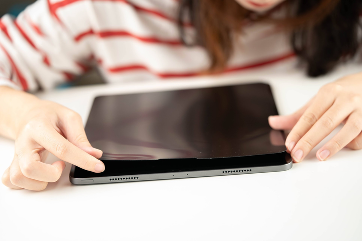 可以拆卸重複用的 iPad 藍光防窺片