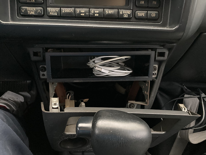 老車也要使用新科技:1999年一代RAV4 安裝Apple CarPlay主機