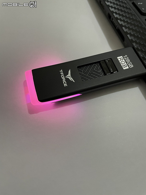 點我看大圖 隨身碟也玩光 T-FORCE SPARK RGB USB 3.2 Gen1 開箱