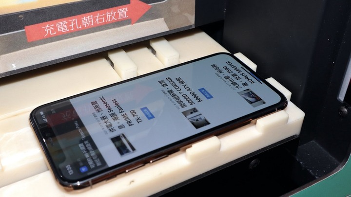 自動販賣機也能貼保護貼？TOPFILM 貼膜機，iPhone 貼膜新體驗