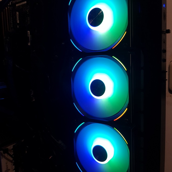 聯力 UNI FAN AL120 積木風扇 - 串聯超方便、軟體超直覺!
