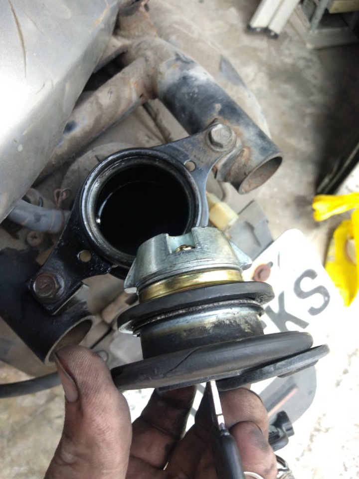 機車油箱蓋漏油 請益 ?  是否換掉彈簧下的橡圈即可