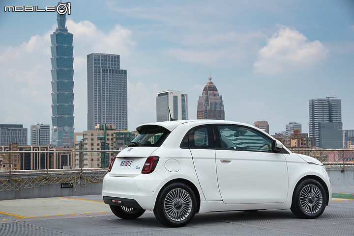 Fiat 500e 3+1版本試駕|多一道門更實用,純電代步恰到好處!