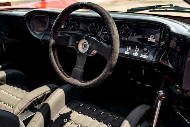 想當真正的賽道狂人嗎? Ford GT40 RCR電影拍攝車將出售