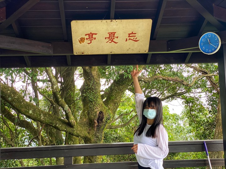 新北中和｜南勢角山．一小時內登頂的小百岳，下山到烘爐地朝聖參拜