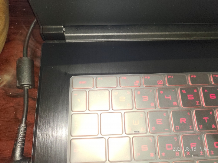 請問這算是筆電殼脫漆嗎？