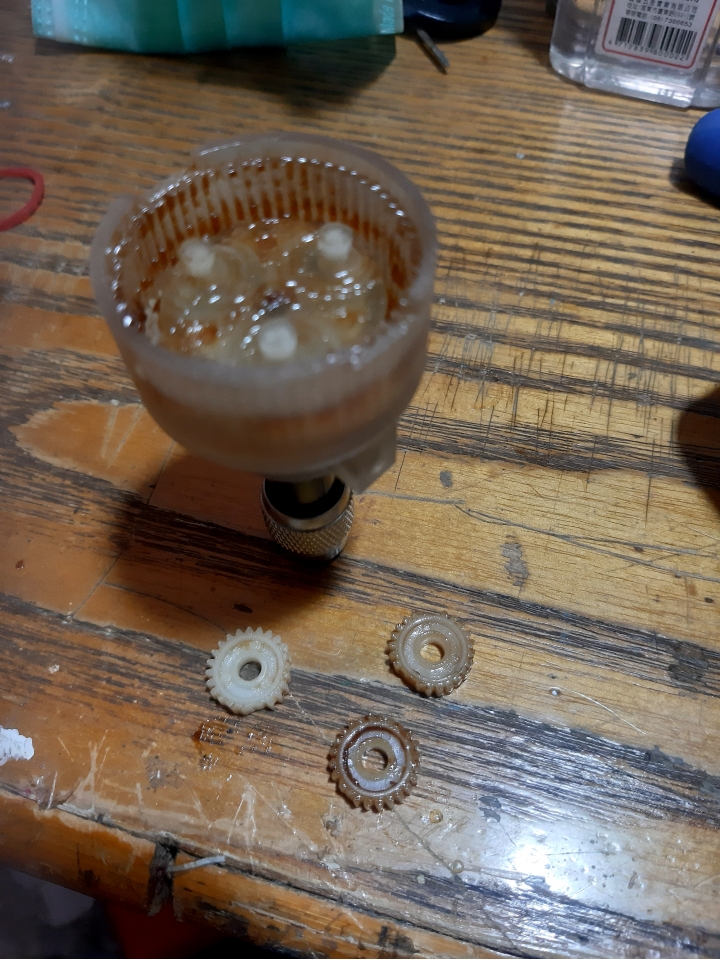 請問這個章魚牌的電動起子齒輪要哪裡找？