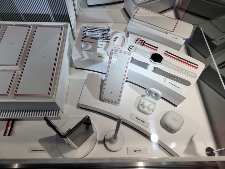 三星Z Fold3、Z Flip3 Thom Browne限量版 展示實機分享