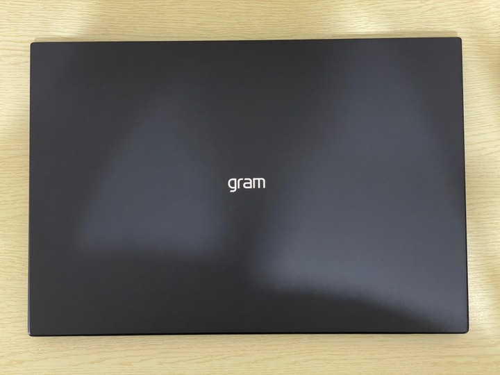 LG gram曜石黑16吋開箱分享