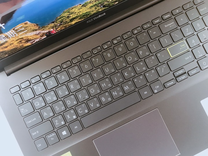 VivoBook S513E 酷玩黑OLED 螢幕，遊戲工作一機搞定