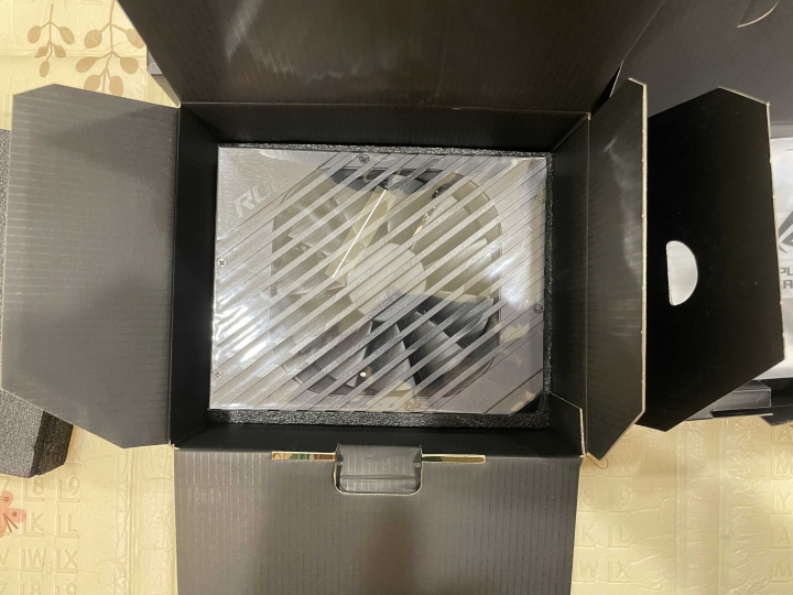 第一次組裝裝電腦失敗..現在換朋友幫忙組…進入測試階段