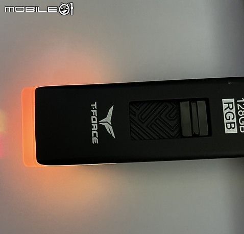 點我看大圖 隨身碟也玩光 T-FORCE SPARK RGB USB 3.2 Gen1 開箱