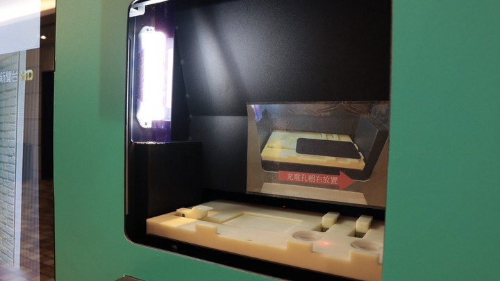 自動販賣機也能貼保護貼？TOPFILM 貼膜機，iPhone 貼膜新體驗