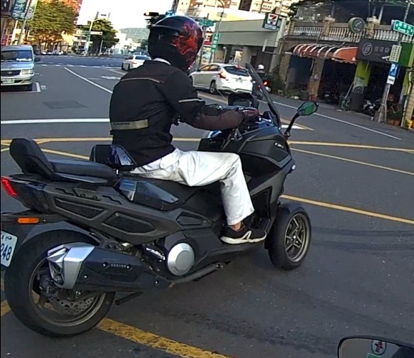 請問大大們這是哪種車款跟車牌,沒見過很特別!