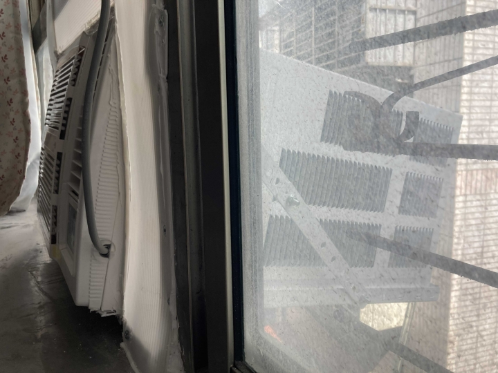 昨天請人來裝了一台窗型冷氣，斜的