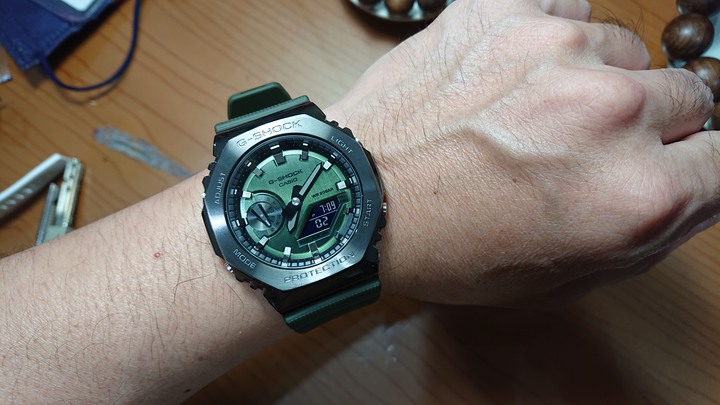 開箱：G-SHOCK 金屬GM-2100煙燻綠&白金灰