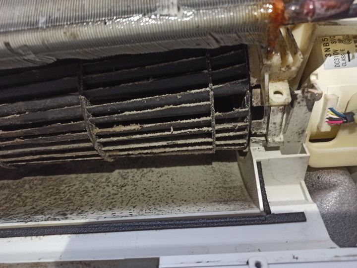 「心得」日立冷暖氣機滴水了,順便拆到貫流風扇整隻拆下清洗!