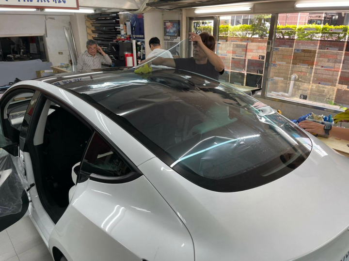 不想貼太黑炎夏耐熱隔熱膜選擇？Tesla Model3 LR 白內裝Caroyal皇家優視隔熱膜高透度貼膜分享(防曬, 抗UV, 抗熱, 透明)