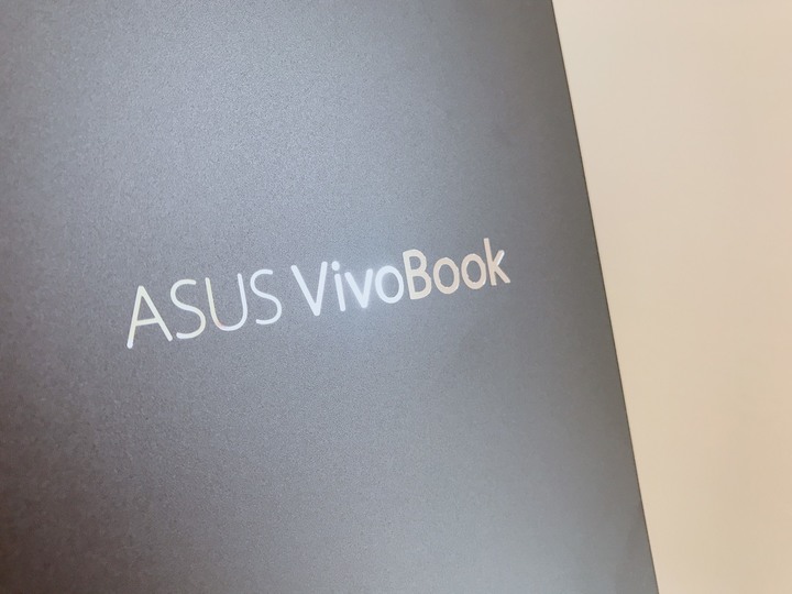 VivoBook S513E 酷玩黑OLED 螢幕，遊戲工作一機搞定