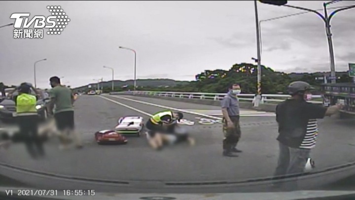 (連結有影片) 小溪橋連環車禍！肇事車S型逆撞前後2百米