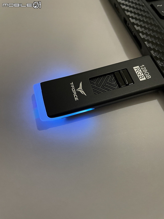 點我看大圖 隨身碟也玩光 T-FORCE SPARK RGB USB 3.2 Gen1 開箱