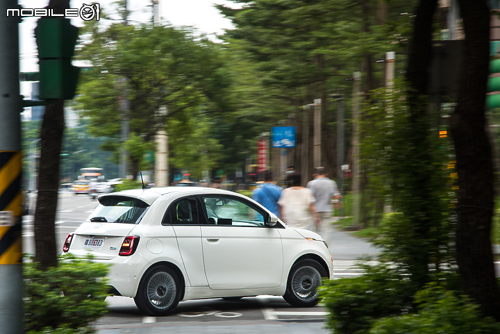 Fiat 500e 3+1版本試駕|多一道門更實用,純電代步恰到好處!