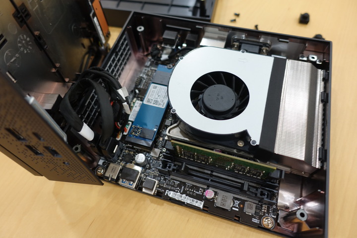 「開箱」ASUS VIVOMINI VC66 迷你小電腦
