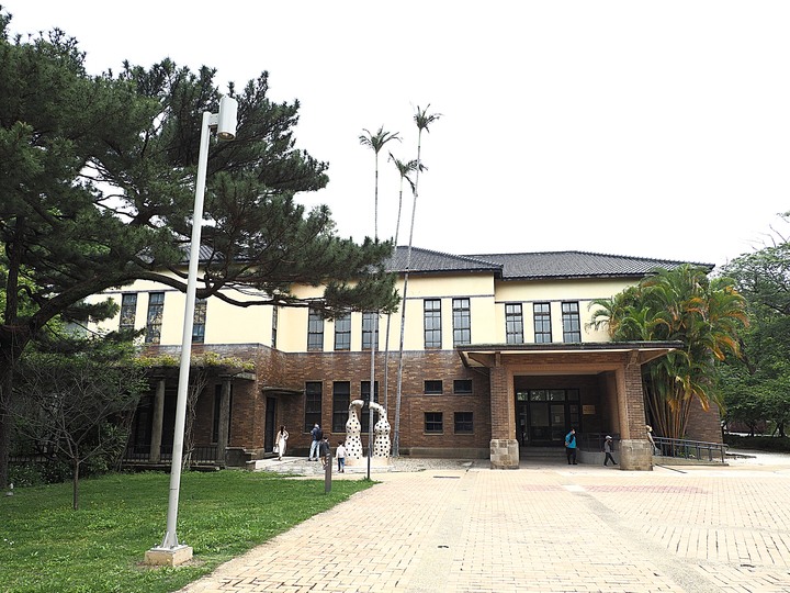 新竹市玻璃工藝博物館|原新竹州自治會館 — 在日本皇族行館中欣賞玻璃工藝品,順道在玻璃工坊中欣賞玻璃藝師即時創作