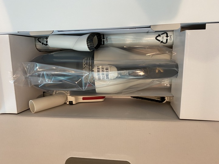 【分享】台灣製Yates亞堤斯無線吸塵器 第一次使用感覺還不錯