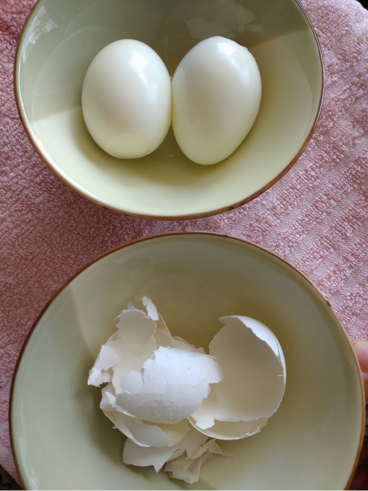 雞蛋怎料理,可更容易剝除蛋殼?