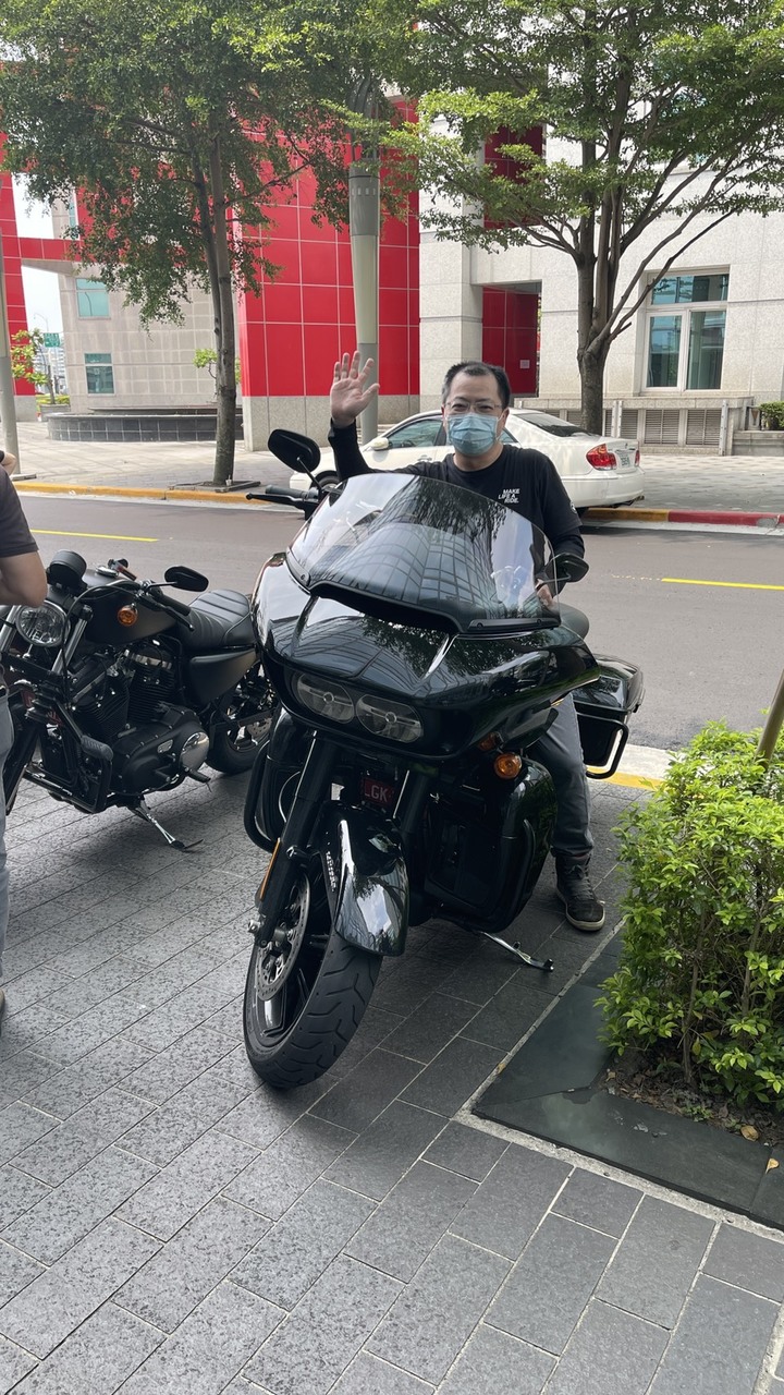 大叔幫下禮拜威力彩頭獎先看車，哈雷MY21新車試駕活動陪公子讀書