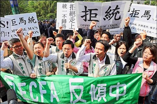 到底是國民黨在賣台舔共還是民進黨