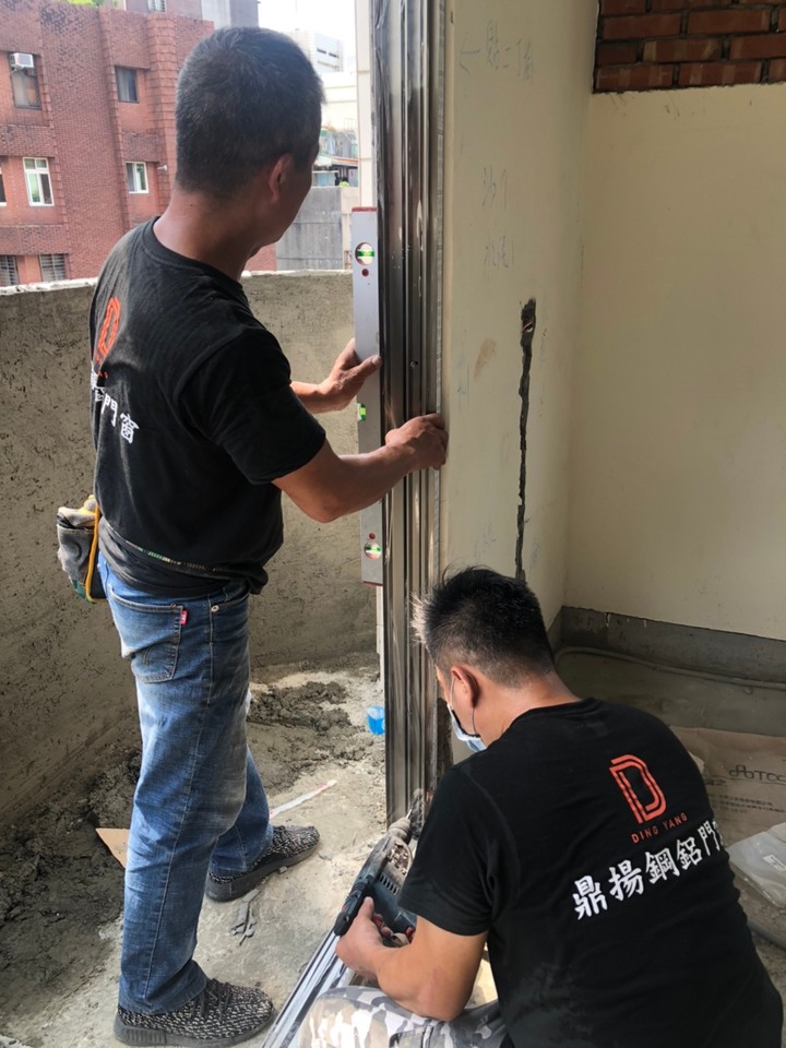 網路遇到不順利的分包~但有一家是很好的門窗公司~淋浴門、烤漆玻璃也找他們幫忙