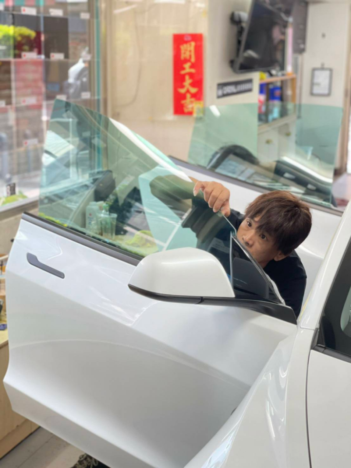 不想貼太黑炎夏耐熱隔熱膜選擇？Tesla Model3 LR 白內裝Caroyal皇家優視隔熱膜高透度貼膜分享(防曬, 抗UV, 抗熱, 透明)