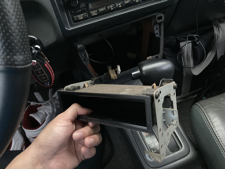 老車也要使用新科技:1999年一代RAV4 安裝Apple CarPlay主機